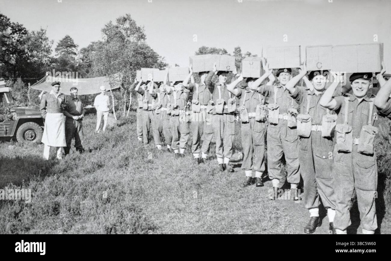 Königlicher Ingenieur Sappers mit Vorräten, ca. Anfang der 1950er Jahre Stockfoto
