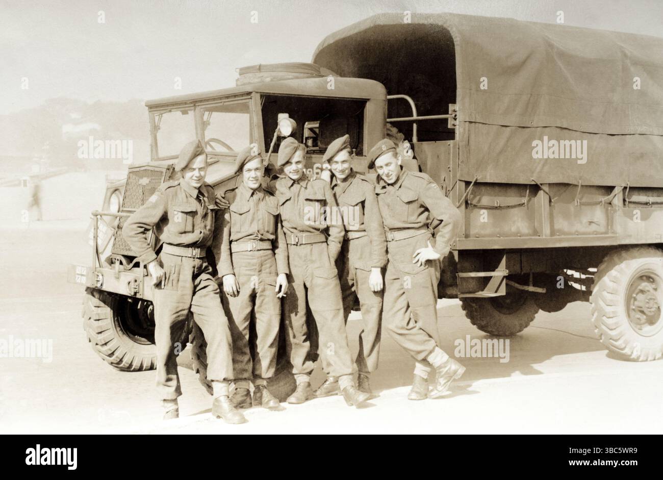 Soldaten des Royal Army Service Corps der British Commonwealth Occupation Force mit einem CMP Chevrolet-Truck während der Besetzung Japans nach dem Krieg. Stockfoto