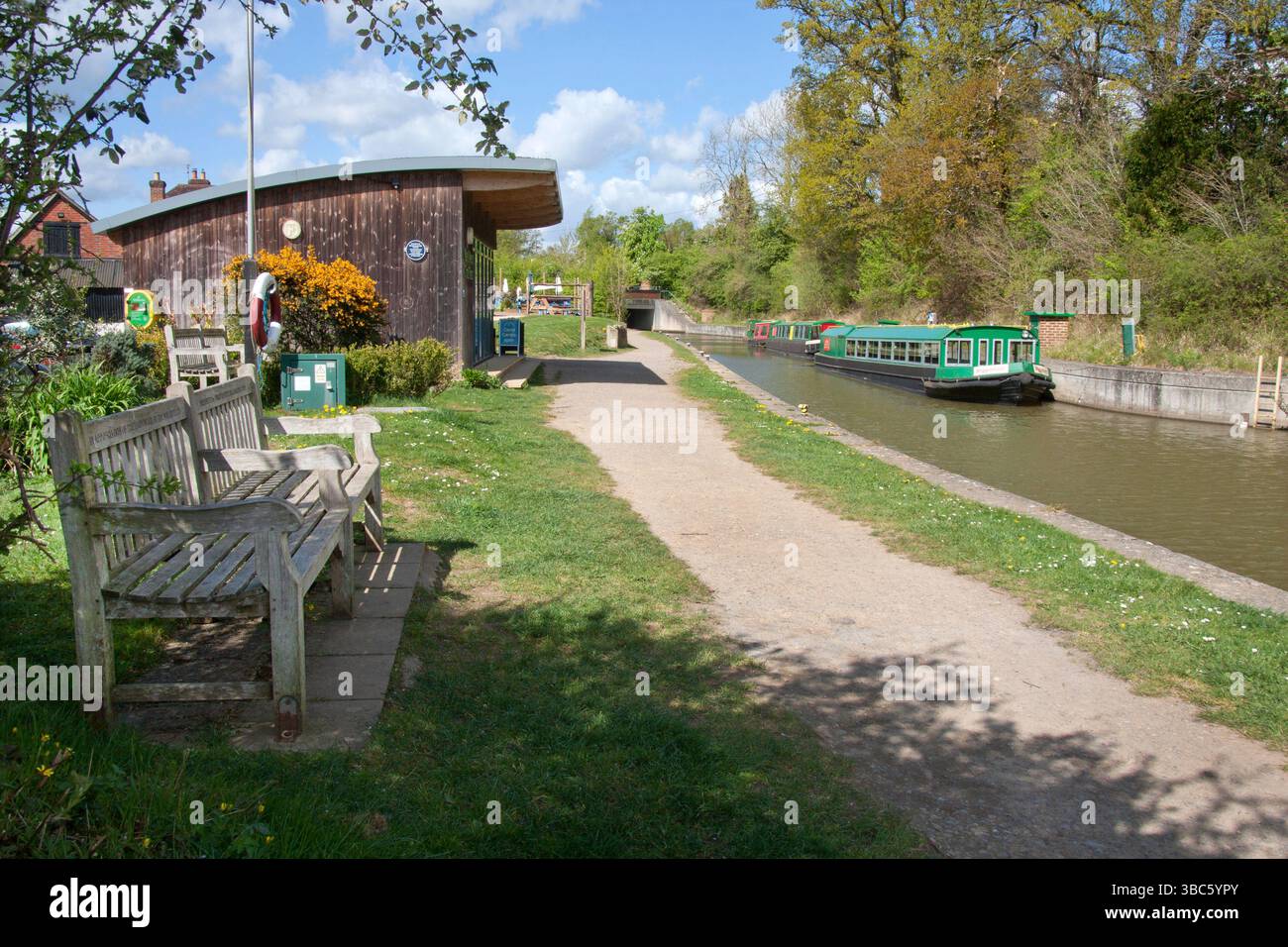 Wey und Arun Kanal im Loxwood Lock Canal Centre, Billingshurst, West Sussex, England Stockfoto