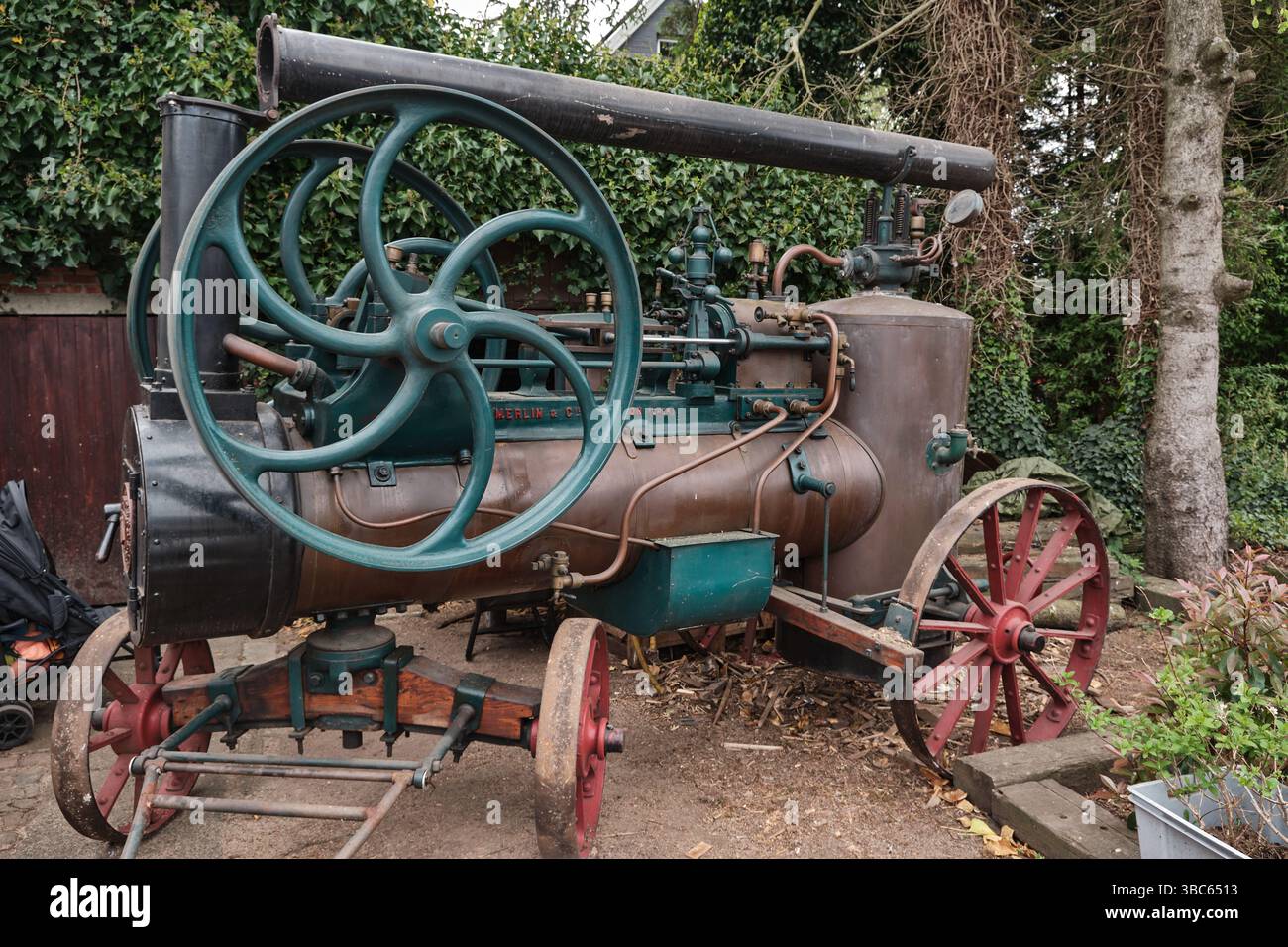 Historische tragbare Dampfmaschine von Merlin aus Vierzon, Frankreich, mit großem Schwungrad und Speichenrädern, im Freien ausgestellt. Stockfoto