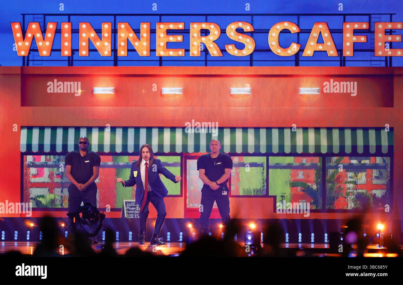 Basel, Schweiz. Mai 2025. Basel, Schweiz - 17. Mai 2025: Eurovision Song Contest, ESC 2025: Show Finals mit dem estnischen Sänger Tommy Cash für Estland mit dem Song Espresso Macchiato. Mandoga Media Germany Credit: dpa/Alamy Live News Stockfoto