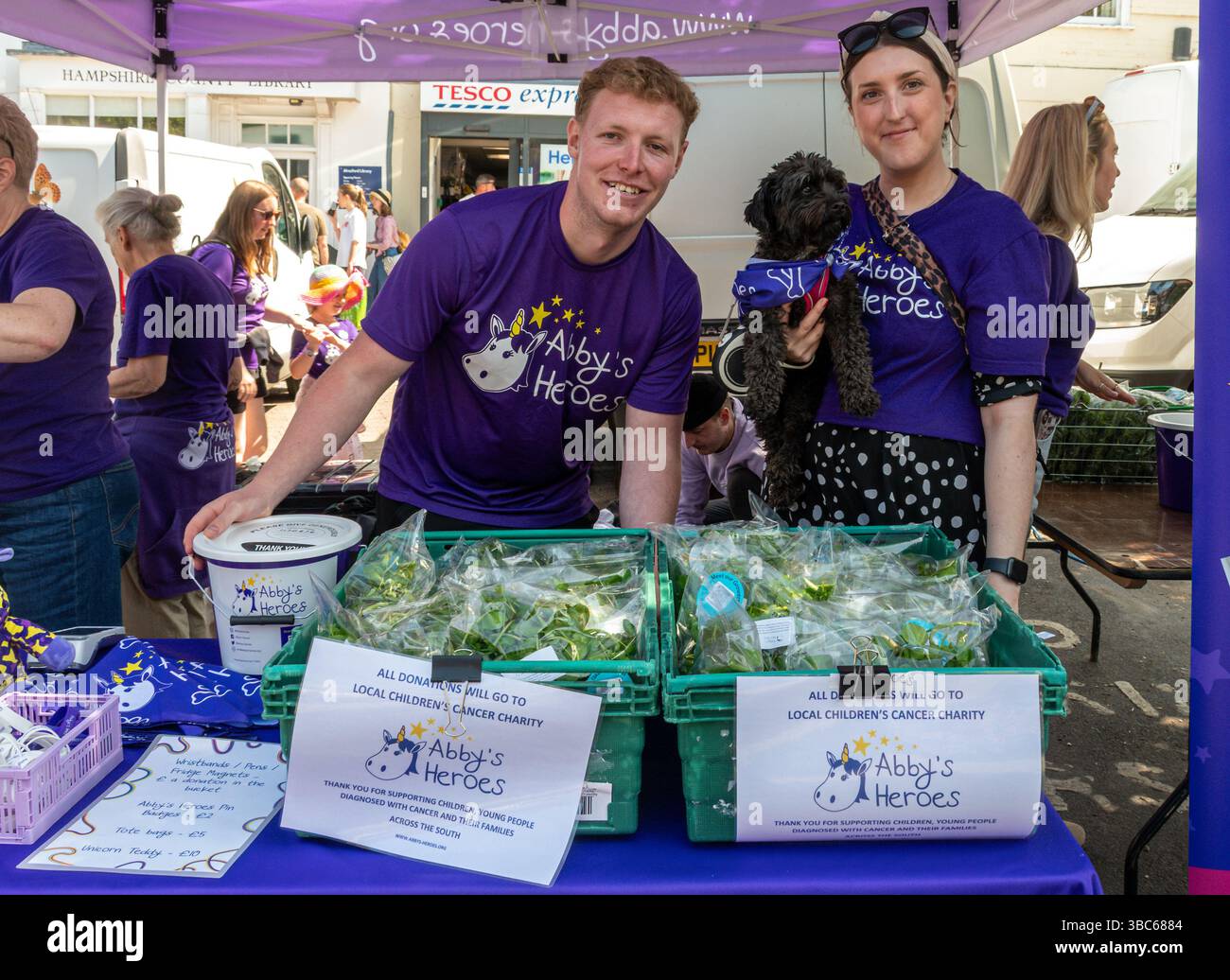 Alresford Watercress Festival, eine jährliche Veranstaltung in Hampshire, England, Großbritannien, 18. Mai 2025. Freiwillige verkaufen lokal angebaute Brunnenkresse für wohltätige Zwecke Stockfoto