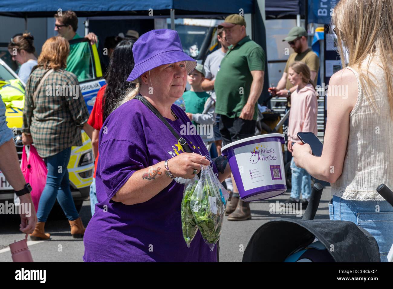 Alresford Watercress Festival, eine jährliche Veranstaltung in Hampshire, England, Großbritannien, 18. Mai 2025. Freiwillige verkaufen lokal angebaute Brunnenkresse für wohltätige Zwecke Stockfoto