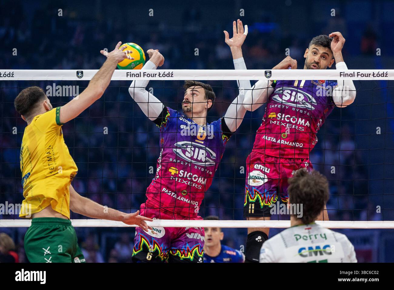 Atlas Arena, Lodz, Polen. Mai 2025. 2025 CEV Champions League Volleyball Finale vier; Aluron CMC Warta Zawiercie gegen Sir Sicoma Monini Perugia; Aaron Joseph Russell (Zawiercie), Simone Giannelli (Perugia), Sebastian Sole (Perugia) Credit: Action Plus Sports/Alamy Live News Stockfoto