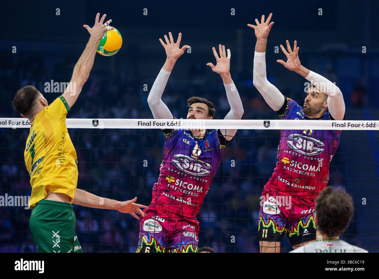 Atlas Arena, Lodz, Polen. Mai 2025. 2025 CEV Champions League Volleyball Finale vier; Aluron CMC Warta Zawiercie gegen Sir Sicoma Monini Perugia; Aaron Joseph Russell (Zawiercie), Simone Giannelli (Perugia), Sebastian Sole (Perugia) Credit: Action Plus Sports/Alamy Live News Stockfoto