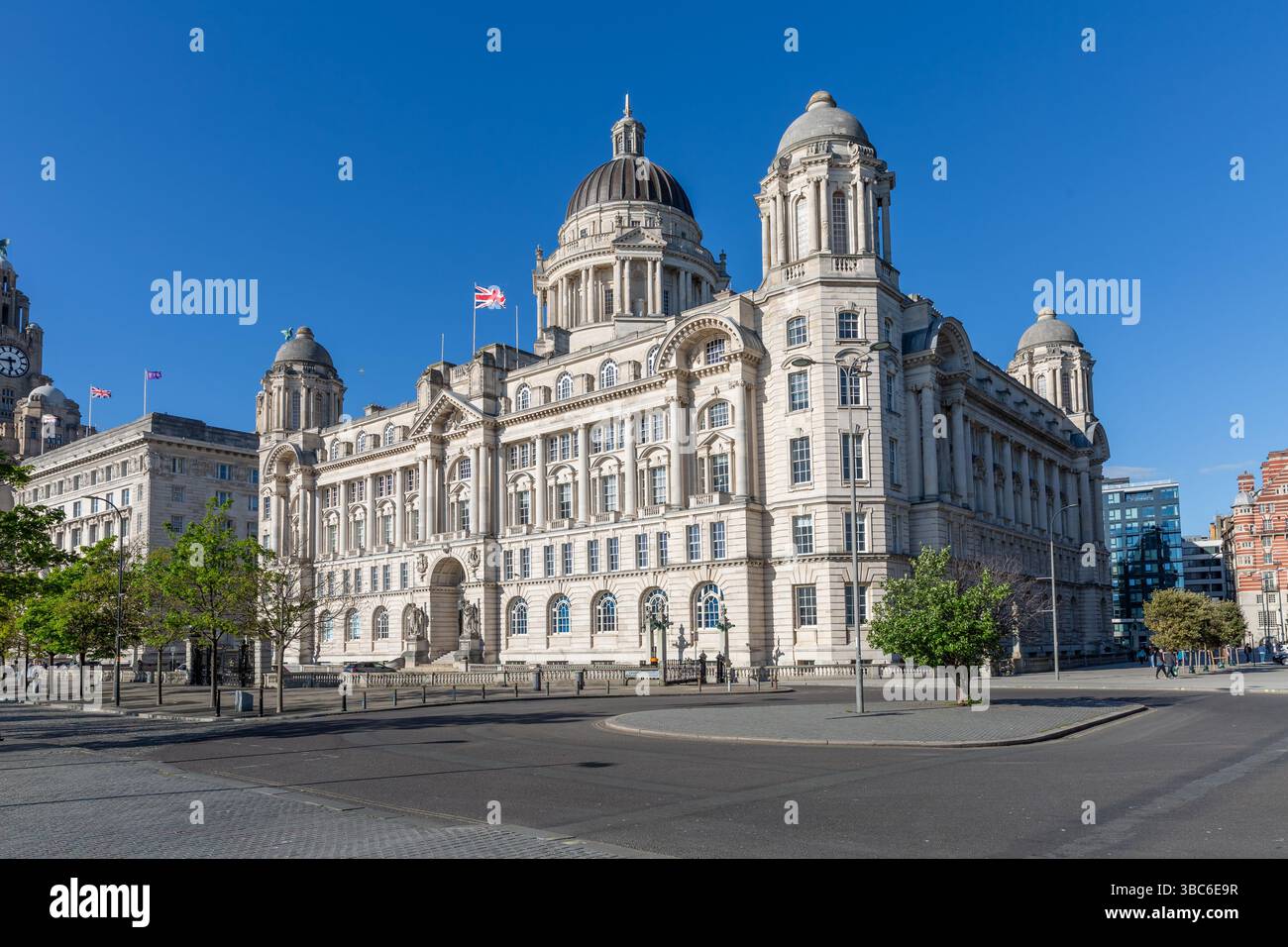 LIVERPOOL, GROSSBRITANNIEN - 3. MAI 2025. Panoramalandschaft des Hafens von Liverpool am Pier Head an den Liverpool Docks an einem schönen sonnigen Tag Stockfoto