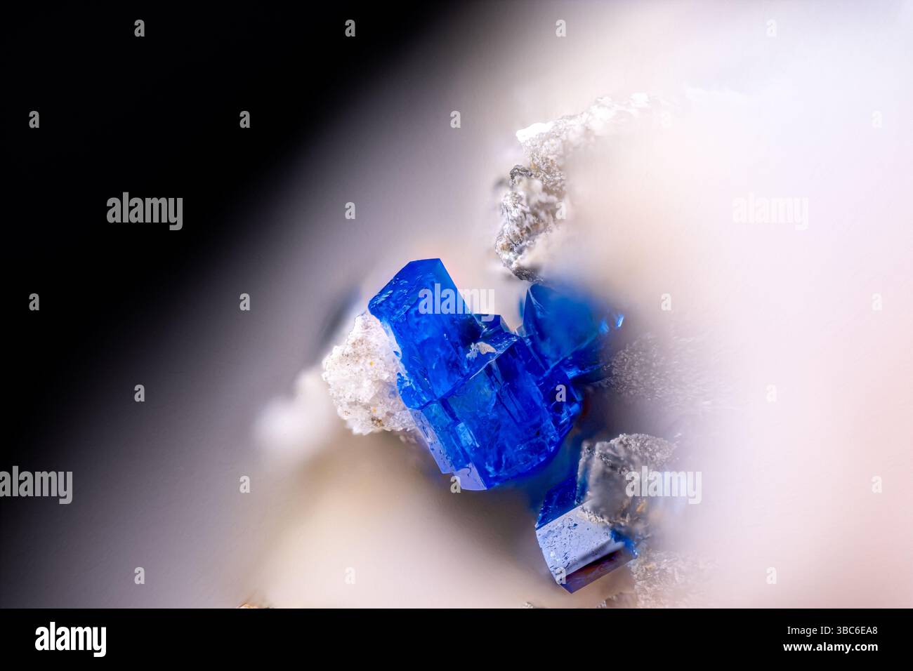 Blaues Linarit. Exemplar aus Le Passadou, Altier, Frankreich. Mikrofotografie extreme Nahaufnahme. Mikroskop-Mineralkristallfotografie für die Wissenschaft Stockfoto