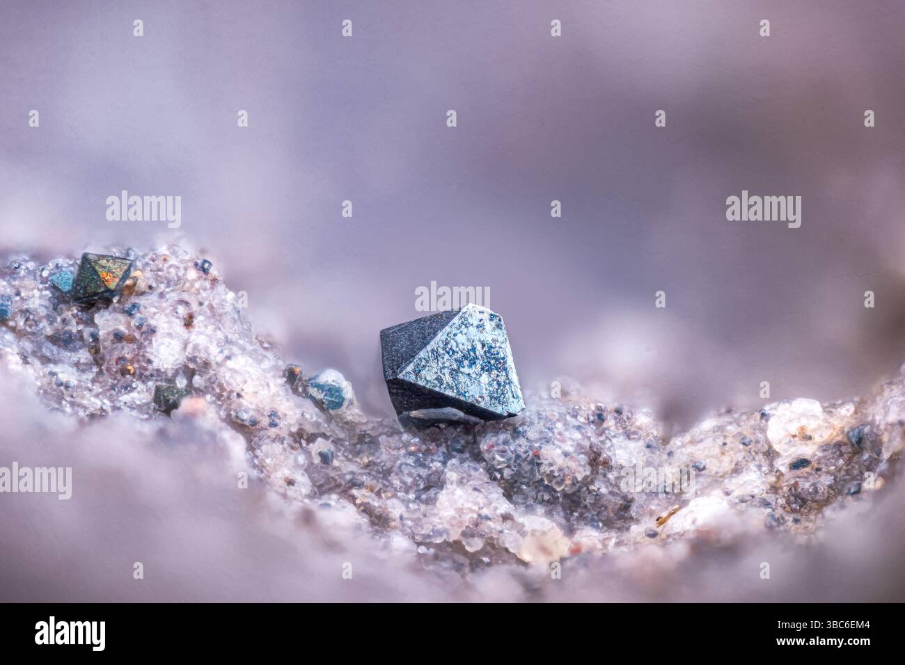 Magnetit auf vulkanischem Vug. Exemplar Rochessauve, Frankreich. Mikrofotografie extreme Nahaufnahme. Mikroskop-Mineralkristallfotografie für wissenschaftliche Zwecke Stockfoto