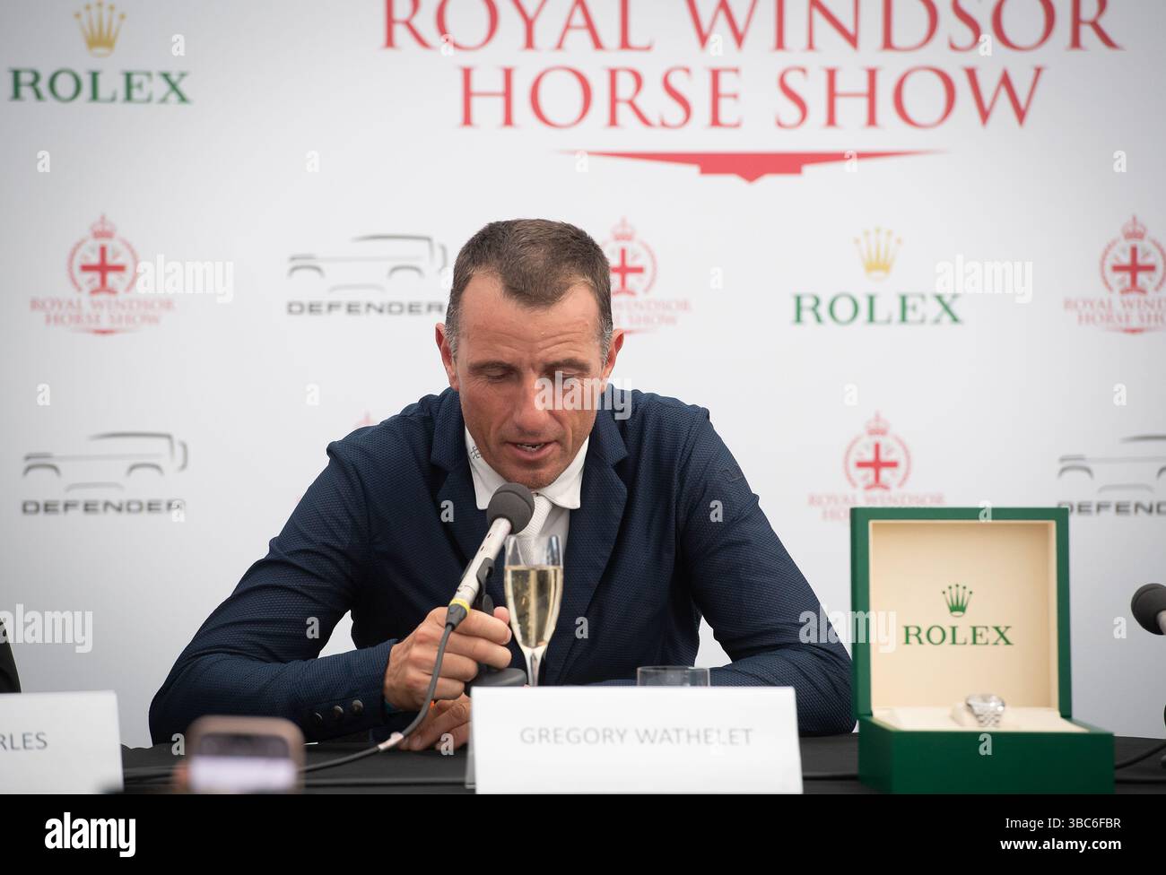 Windsor, Berkshire, Großbritannien. Mai 2025. Gregory Wathelet gewann den renommierten CSI5* Rolex Grand Prix Reitpferd Bond Jamesbond de Hay auf der Royal Windsor Horse Show, die heute auf dem Privatgelände der Royal Windsor Show stattfindet. Hier ist er auf einer Pressekonferenz nach seinem Sieg zu sehen. Quelle: Maureen McLean/Alamy Live News Stockfoto