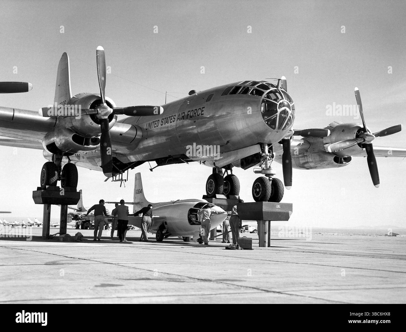 Bell X-1-3, das Flugzeug wird mit dem B-50 Mutterschiff für einen Gefangenenflug-Test gepaart Stockfoto