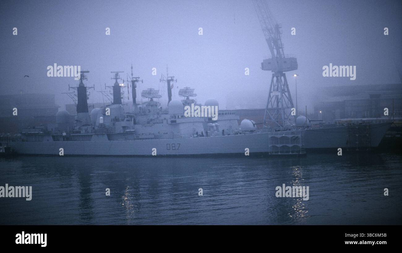 AJAXNETPHOTO. 1991. PORTSMOUTH, ENGLAND. - MORGENLICHT - ZWEI ZERSTÖRER VOM TYP 42 - HMS NEWCASTLE (D87) - IN EINEM NEBELLICHT AM MARINEBASIS GETAUCHT. D87 WURDE 1975 VON SWAN HUNTER GEBAUT UND 2008 IN ALIAGA IN DER TÜRKEI VERSCHROTTET. FOTO: JONATHAN EASTLAND/AJAX. REF:010851 Stockfoto