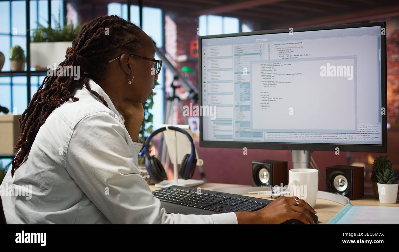 Kodierer am Arbeitsplatz Programmierung auf PC, Schreiben von Codezeilen, Verwenden von Entwicklungstools, Stressgefühl. Frau im Heimbüro mit Deadline, Stress, Debugging-Software fertig zu stellen, Kamera A Stockfoto