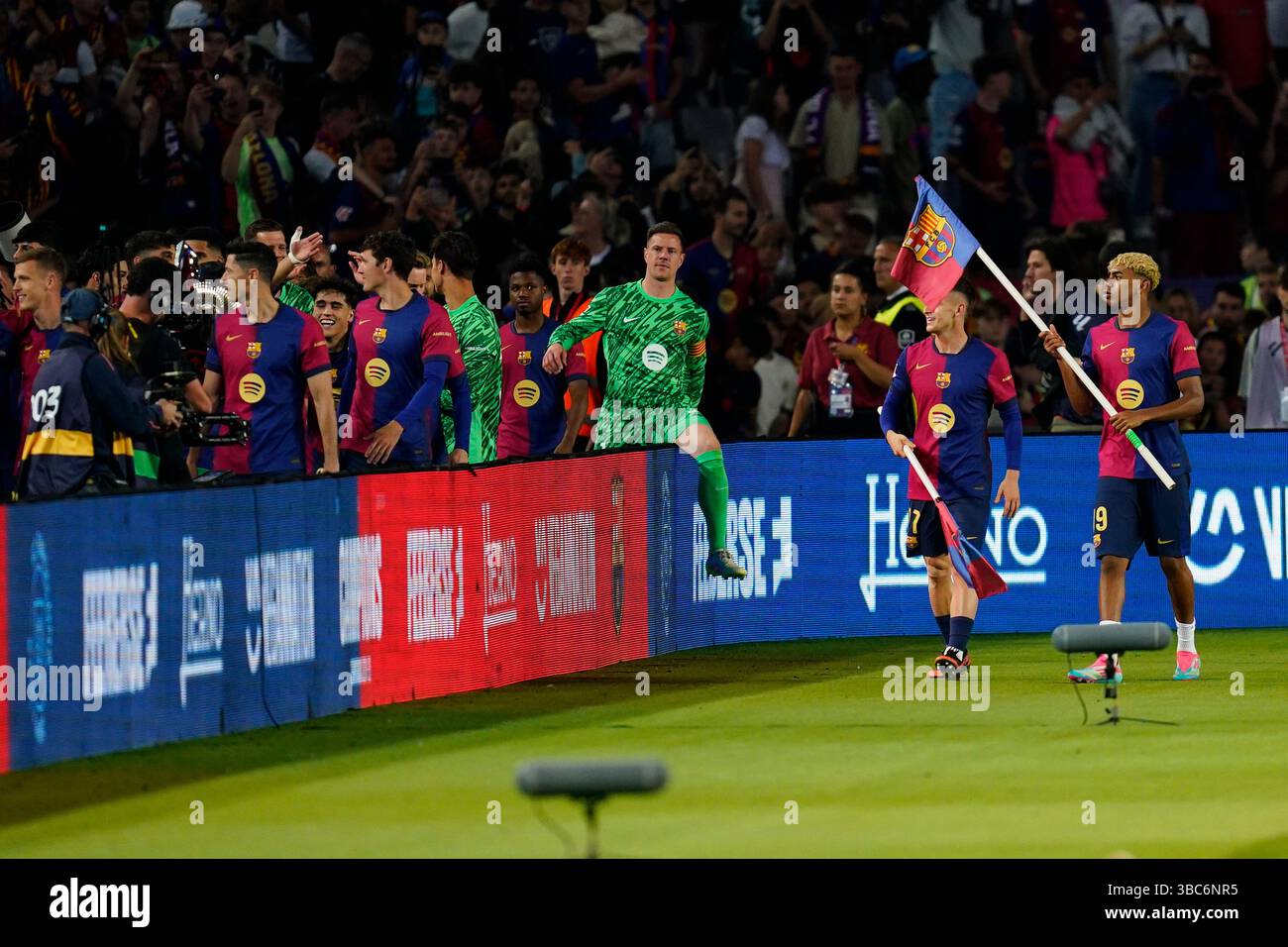 Barcelona, Spanien. Mai 2025. Die Spieler des FC Barcelona spielten während des Spiels La Liga EA Sports zwischen dem FC Barcelona und Villarreal CF am 18. Mai 2025 im Lluis Companys Stadium in Barcelona, Spanien. (Foto: Sergio Ruiz/Imago) Credit: PRESSINPHOTO SPORTS AGENCY/Alamy Live News Stockfoto