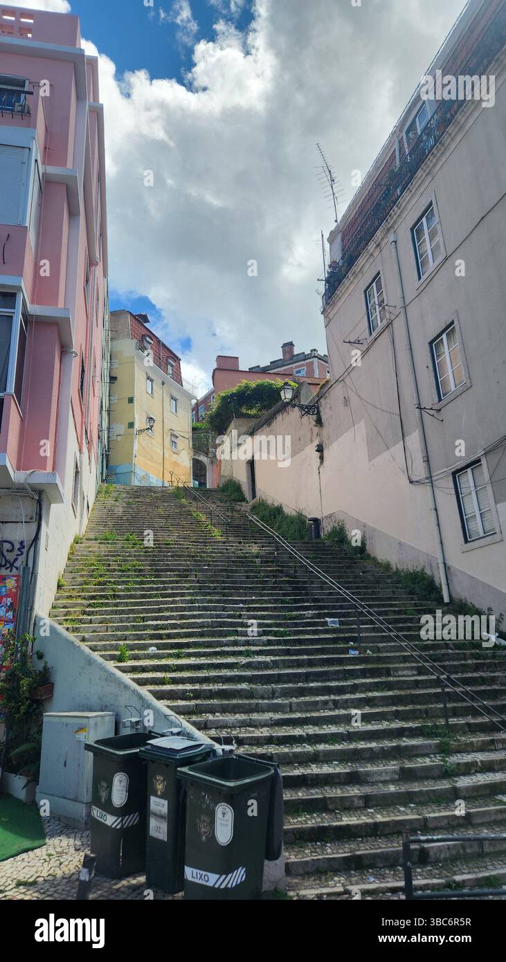 LISSABON, Portugal - Frühling in Europa - perfekt für Reiseblogs, Tourismuskampagnen und europäische Stadtführer. Authentische portugiesische Atmosphäre. Stockfoto