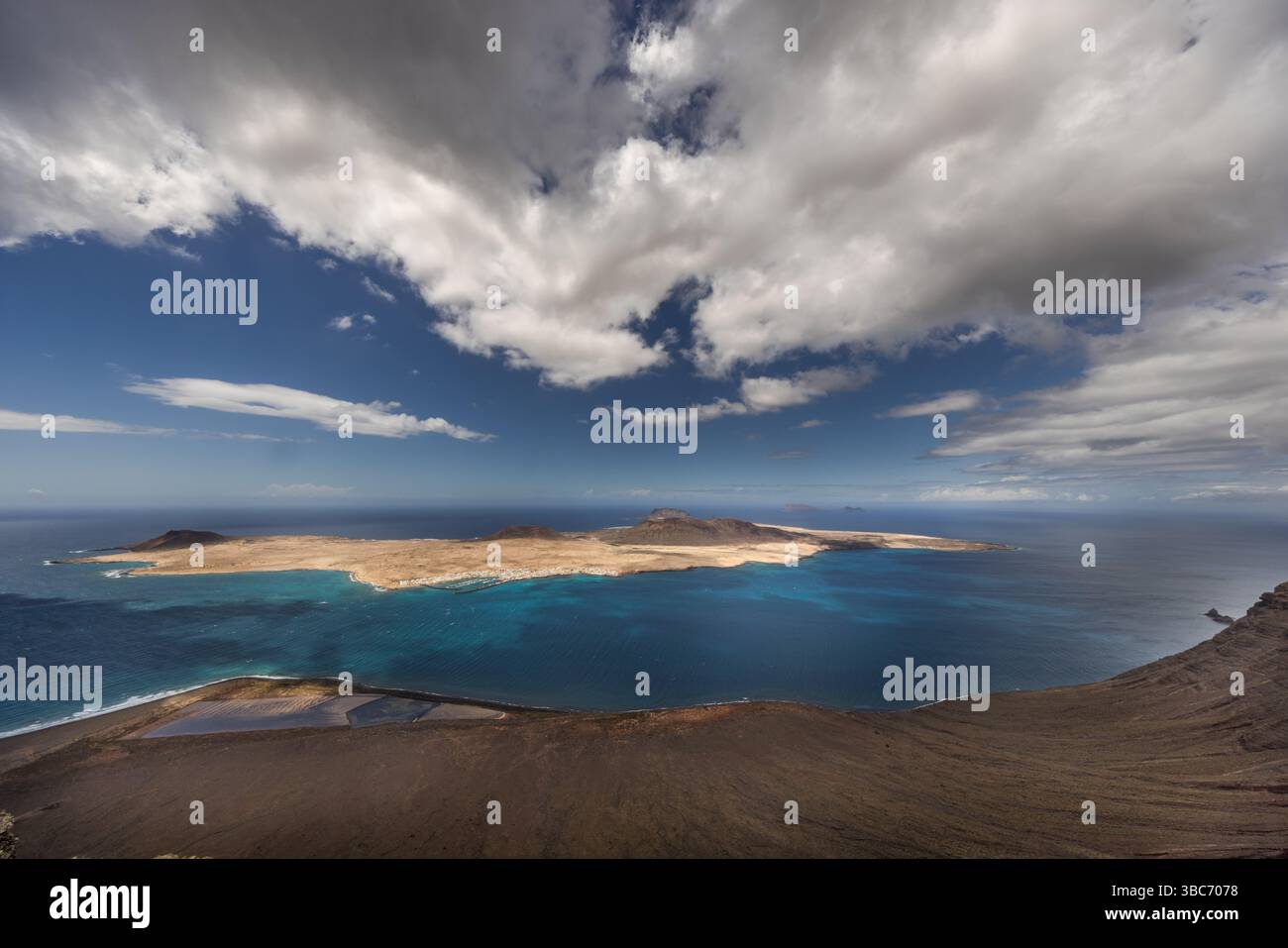 Blick vom Mirador del Río auf die Insel La Graciosa, die zu Lanzarote gehört. Am Horizont sind bei klarem Wetter weitere Inseln sichtbar, die wahrscheinlich zum Chinijo-Archipel gehören. Kanarische Inseln, Spanien. Stockfoto