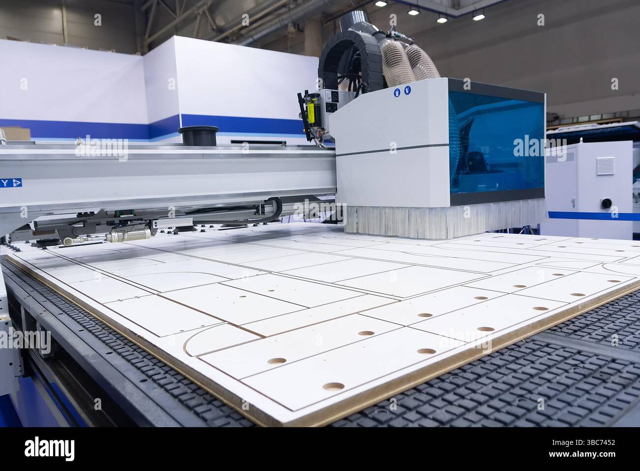 Moderne Maschine zum Schneiden von Spanplatten in einer Möbelfabrik. Industrie Stockfoto