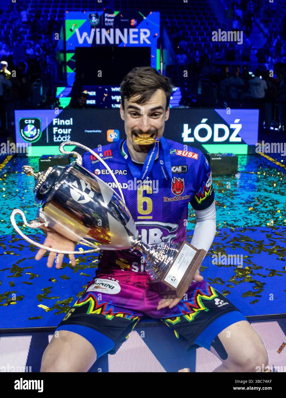 Atlas Arena, Lodz, Polen. Mai 2025. 2025 CEV Champions League Volleyball Finale vier; Aluron CMC Warta Zawiercie gegen Sir Sicoma Monini Perugia; Simone Giannelli (Perugia) mit der Siegertrophäe Credit: Action Plus Sports/Alamy Live News Stockfoto
