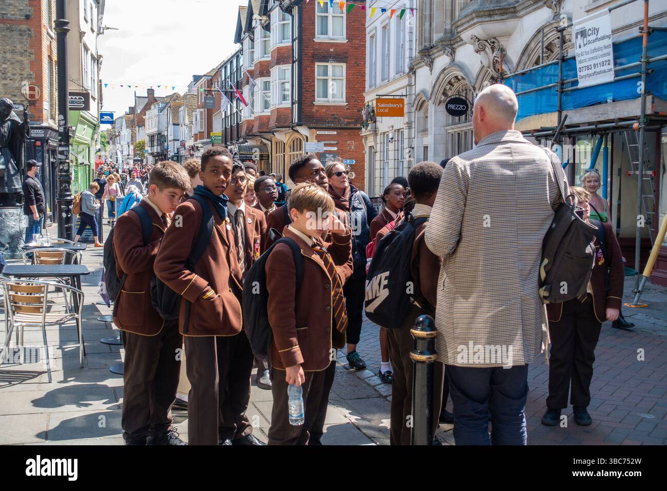 Schule, Ausflug, Besuch, Lehrer, Tour, Reiseleiter, Canterbury, Kent, England Stockfoto