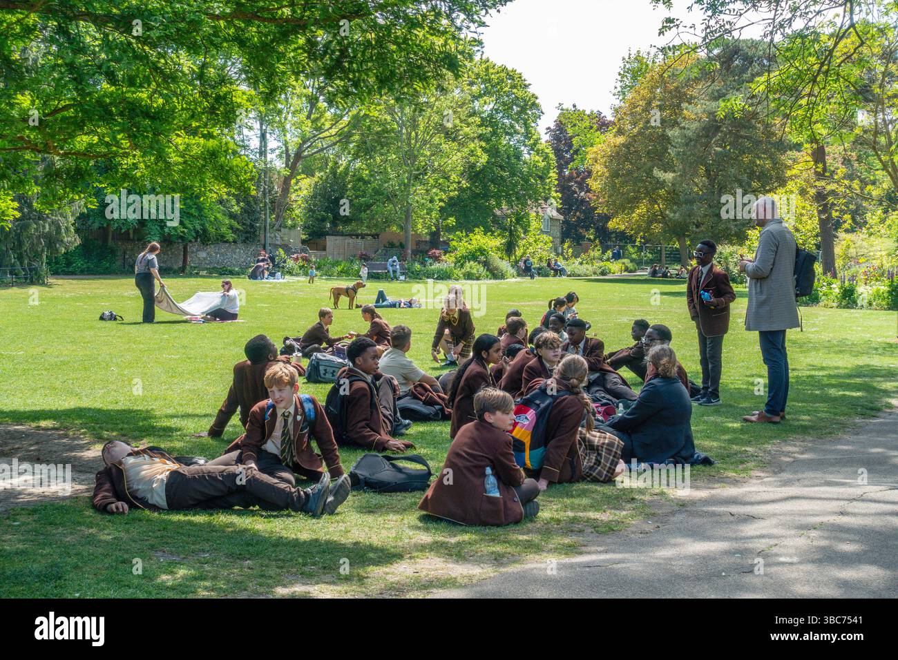 Schule, Ausflug, Besuch, Lehrer, Tour, Reiseleiter, Westgate Gardens, Canterbury, Kent, England Stockfoto