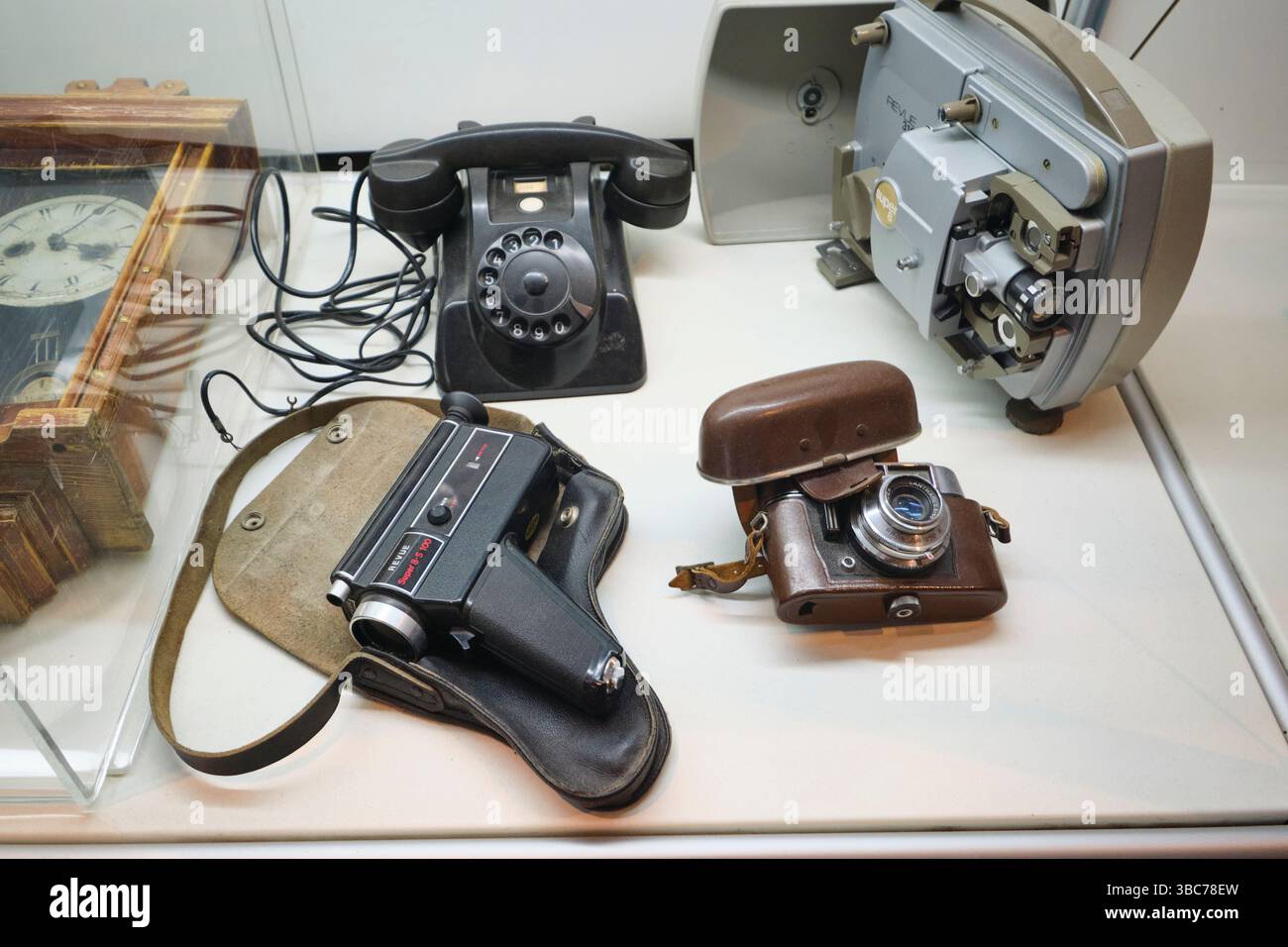 Ein altes Telefon, 35-mm-Kamera und Filmausrüstung. Im Stadtmuseum und Archiv in Canakkale, Türkei. Stockfoto