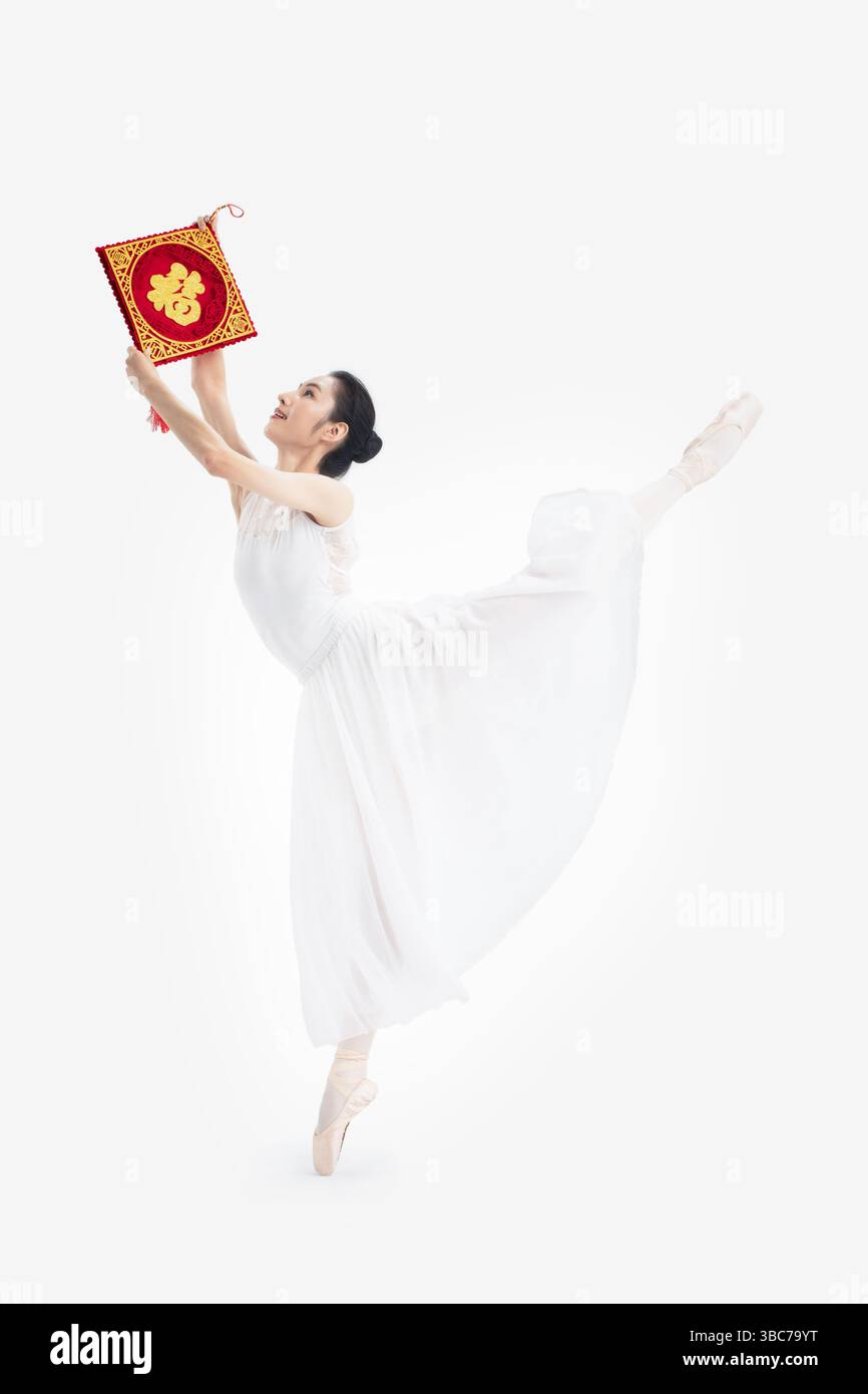 Eine Balletttänzerin, die das Frühlingsfest decorations​ veranstaltet Stockfoto