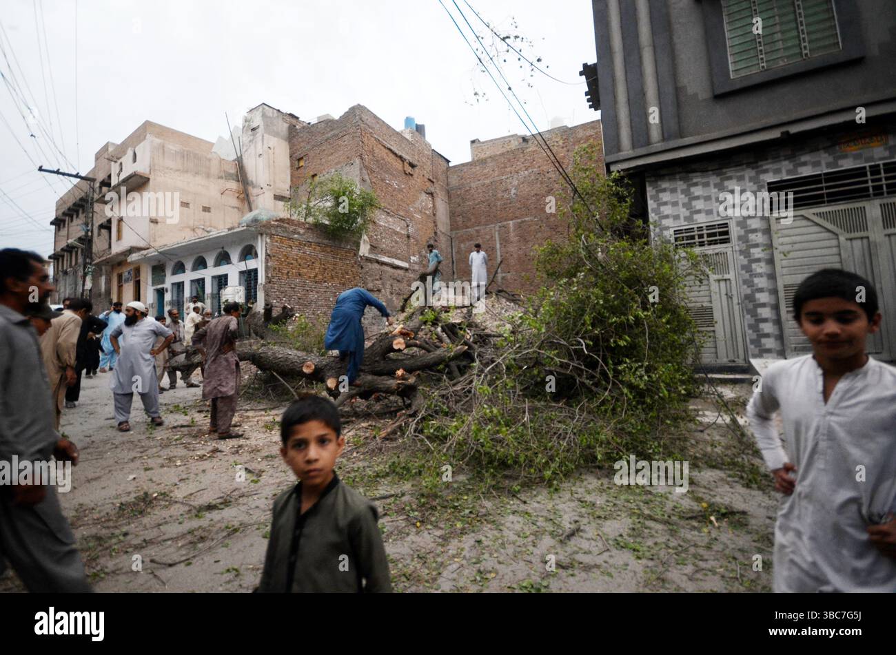 Peshawar, Peshawar, Pakistan. Mai 2025. PESHAWAR, PAKISTAN - 18. MAI: Ein schwerer Sturm ereignete sich am Sonntag, 18. MAI 2025 in der pakistanischen Stadt Peschawar.aufgrund des Sturms, während mehrere Bäume und Stromanschlüsse gestürzt wurden, fielen einige Dächer von Häusern herunter. Mindestens zwei Menschen wurden getötet und vier weitere verletzt, nachdem ein heftiger Sturm mehrere Jahrhunderte alte Bäume aus der Mogul-Ära entwurzelte. Der Sturm verursachte erhebliche Schäden an der Infrastruktur, was Bedenken hinsichtlich der Erhaltung des städtischen anc aufkommen ließ Stockfoto