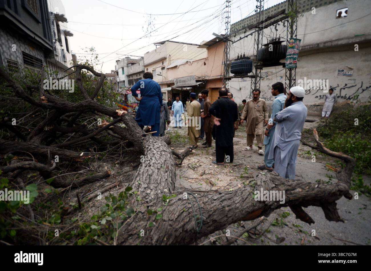 Peshawar, Peshawar, Pakistan. Mai 2025. PESHAWAR, PAKISTAN - 18. MAI: Ein schwerer Sturm ereignete sich am Sonntag, 18. MAI 2025 in der pakistanischen Stadt Peschawar.aufgrund des Sturms, während mehrere Bäume und Stromanschlüsse gestürzt wurden, fielen einige Dächer von Häusern herunter. Mindestens zwei Menschen wurden getötet und vier weitere verletzt, nachdem ein heftiger Sturm mehrere Jahrhunderte alte Bäume aus der Mogul-Ära entwurzelte. Der Sturm verursachte erhebliche Schäden an der Infrastruktur, was Bedenken hinsichtlich der Erhaltung des städtischen anc aufkommen ließ Stockfoto