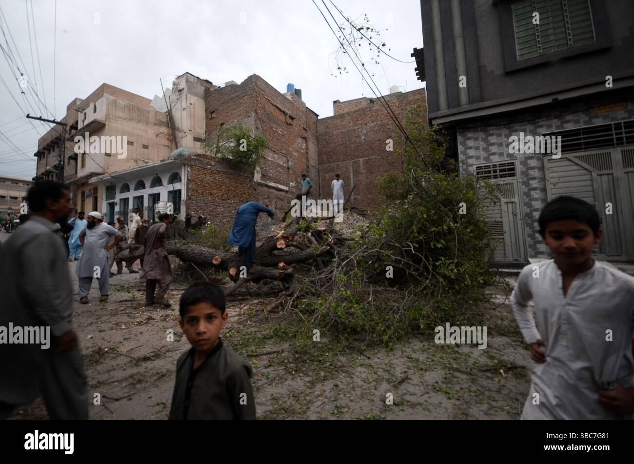 Peshawar, Peshawar, Pakistan. Mai 2025. PESHAWAR, PAKISTAN - 18. MAI: Ein schwerer Sturm ereignete sich am Sonntag, 18. MAI 2025 in der pakistanischen Stadt Peschawar.aufgrund des Sturms, während mehrere Bäume und Stromanschlüsse gestürzt wurden, fielen einige Dächer von Häusern herunter. Mindestens zwei Menschen wurden getötet und vier weitere verletzt, nachdem ein heftiger Sturm mehrere Jahrhunderte alte Bäume aus der Mogul-Ära entwurzelte. Der Sturm verursachte erhebliche Schäden an der Infrastruktur, was Bedenken hinsichtlich der Erhaltung des städtischen anc aufkommen ließ Stockfoto