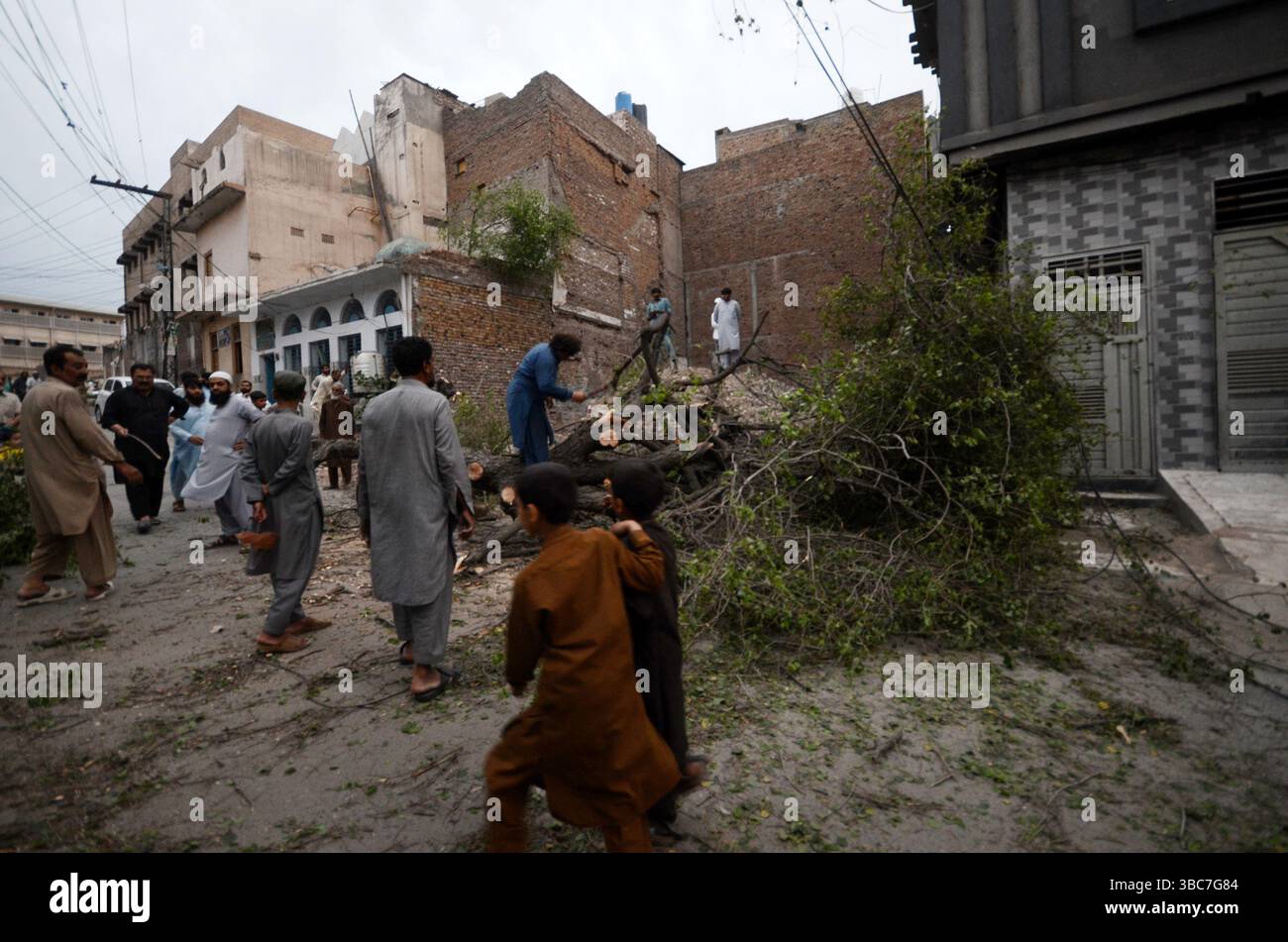 Peshawar, Peshawar, Pakistan. Mai 2025. PESHAWAR, PAKISTAN - 18. MAI: Ein schwerer Sturm ereignete sich am Sonntag, 18. MAI 2025 in der pakistanischen Stadt Peschawar.aufgrund des Sturms, während mehrere Bäume und Stromanschlüsse gestürzt wurden, fielen einige Dächer von Häusern herunter. Mindestens zwei Menschen wurden getötet und vier weitere verletzt, nachdem ein heftiger Sturm mehrere Jahrhunderte alte Bäume aus der Mogul-Ära entwurzelte. Der Sturm verursachte erhebliche Schäden an der Infrastruktur, was Bedenken hinsichtlich der Erhaltung des städtischen anc aufkommen ließ Stockfoto