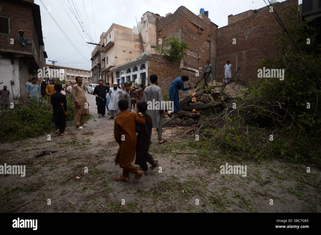 Peshawar, Peshawar, Pakistan. Mai 2025. PESHAWAR, PAKISTAN - 18. MAI: Ein schwerer Sturm ereignete sich am Sonntag, 18. MAI 2025 in der pakistanischen Stadt Peschawar.aufgrund des Sturms, während mehrere Bäume und Stromanschlüsse gestürzt wurden, fielen einige Dächer von Häusern herunter. Mindestens zwei Menschen wurden getötet und vier weitere verletzt, nachdem ein heftiger Sturm mehrere Jahrhunderte alte Bäume aus der Mogul-Ära entwurzelte. Der Sturm verursachte erhebliche Schäden an der Infrastruktur, was Bedenken hinsichtlich der Erhaltung des städtischen anc aufkommen ließ Stockfoto