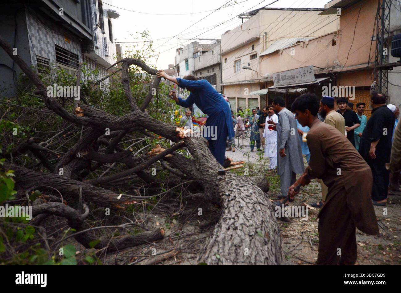 Peshawar, Peshawar, Pakistan. Mai 2025. PESHAWAR, PAKISTAN - 18. MAI: Ein schwerer Sturm ereignete sich am Sonntag, 18. MAI 2025 in der pakistanischen Stadt Peschawar.aufgrund des Sturms, während mehrere Bäume und Stromanschlüsse gestürzt wurden, fielen einige Dächer von Häusern herunter. Mindestens zwei Menschen wurden getötet und vier weitere verletzt, nachdem ein heftiger Sturm mehrere Jahrhunderte alte Bäume aus der Mogul-Ära entwurzelte. Der Sturm verursachte erhebliche Schäden an der Infrastruktur, was Bedenken hinsichtlich der Erhaltung des städtischen anc aufkommen ließ Stockfoto