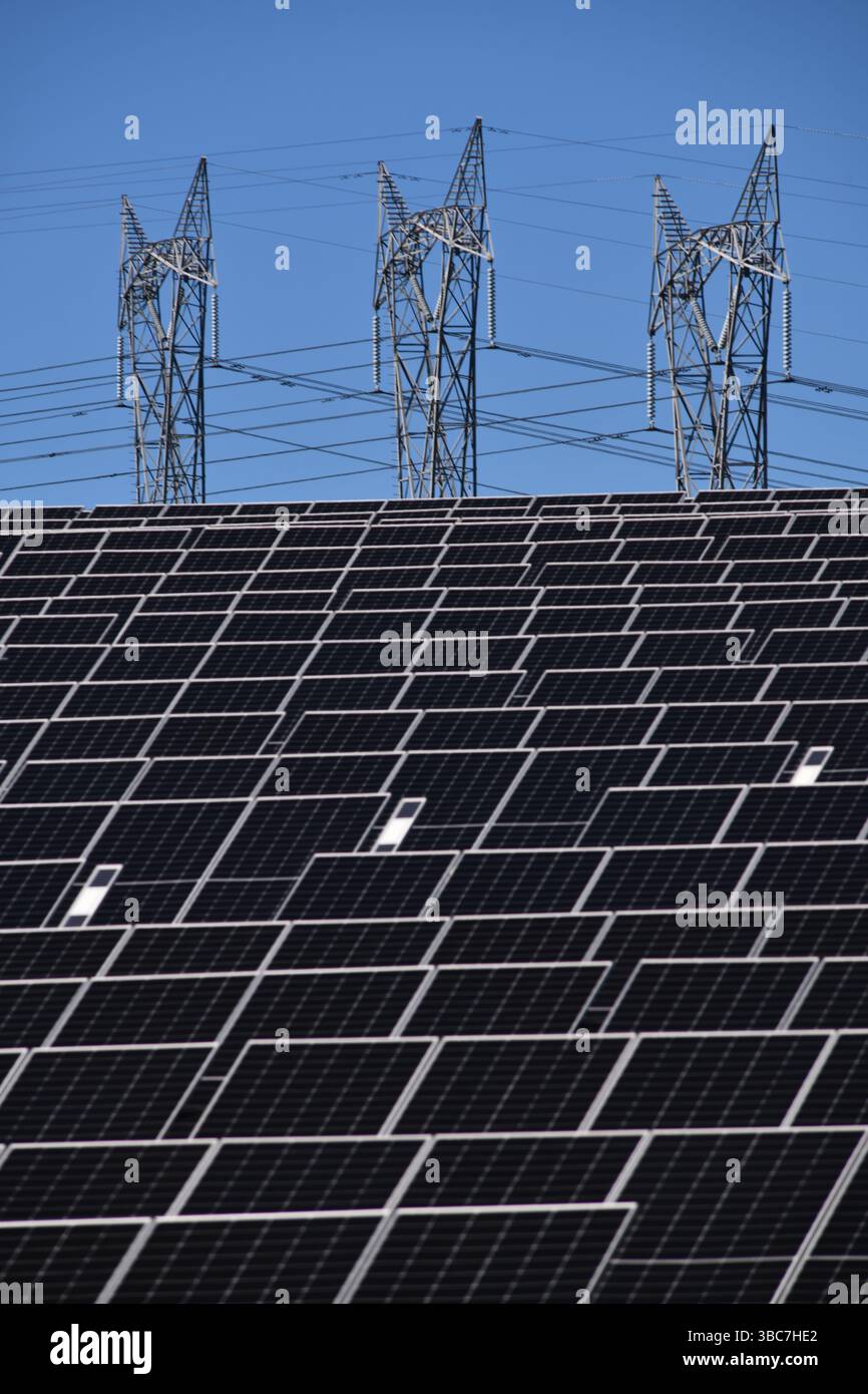 Solarparks und Infrastruktur in Lower Wonga im South Burnett District von Queensland, Australien. Der 500 ha große Betrieb erzeugt 438.000 MWh Re Stockfoto