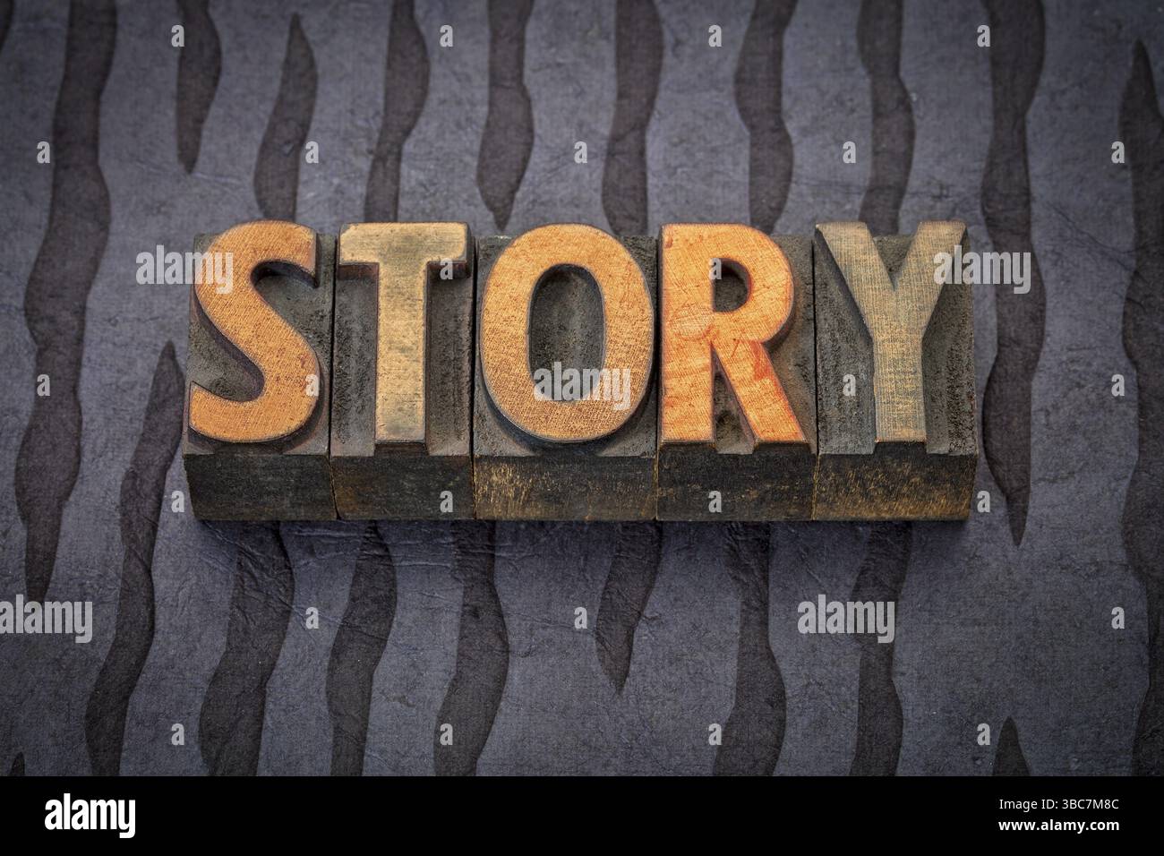 Story Word – Text in Vintage-Buchdruckblöcken mit schwarzem nepalesischem lokta-Papier Stockfoto