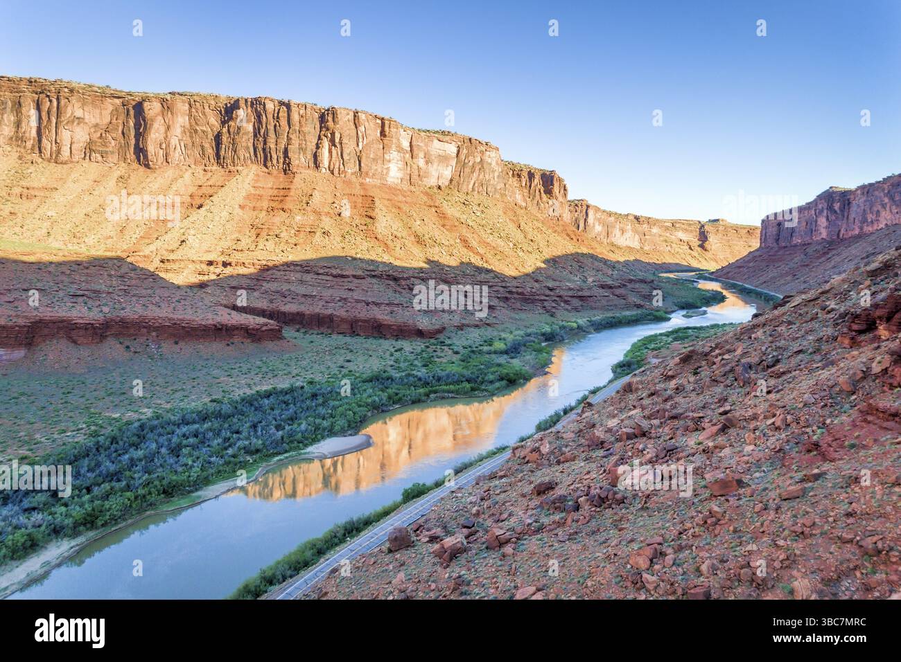 Canyon des Colorado River über Moab, Utah - Luftbild im Morgen, Landschaft Stockfoto