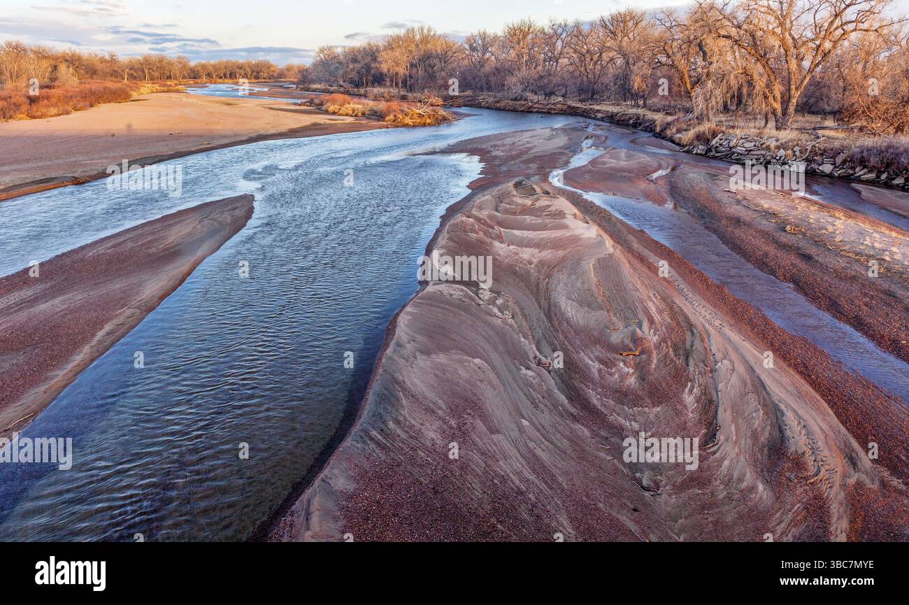 Wintersonnenuntergang über dem South Platte River im Osten von Colorado Stockfoto