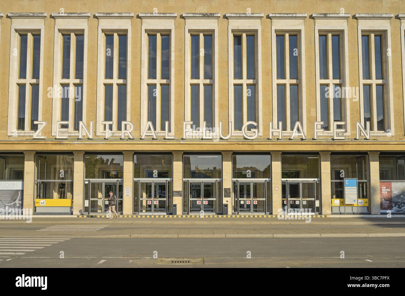 Alter Haupteingang, Flughafen Tempelhof, Platz der Luftbruecke, Tempelhof, Berlin, Deutschland, Europa Stockfoto