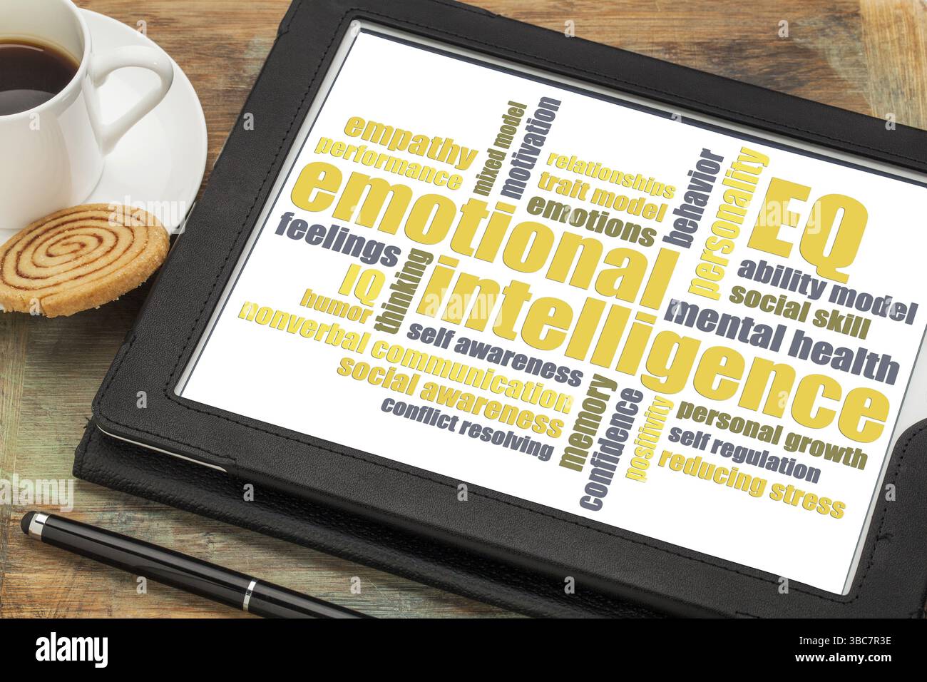 Emotionale Intelligenz (EQ) Wortwolke auf einem digitalen Tablet mit einer Tasse Kaffee Stockfoto