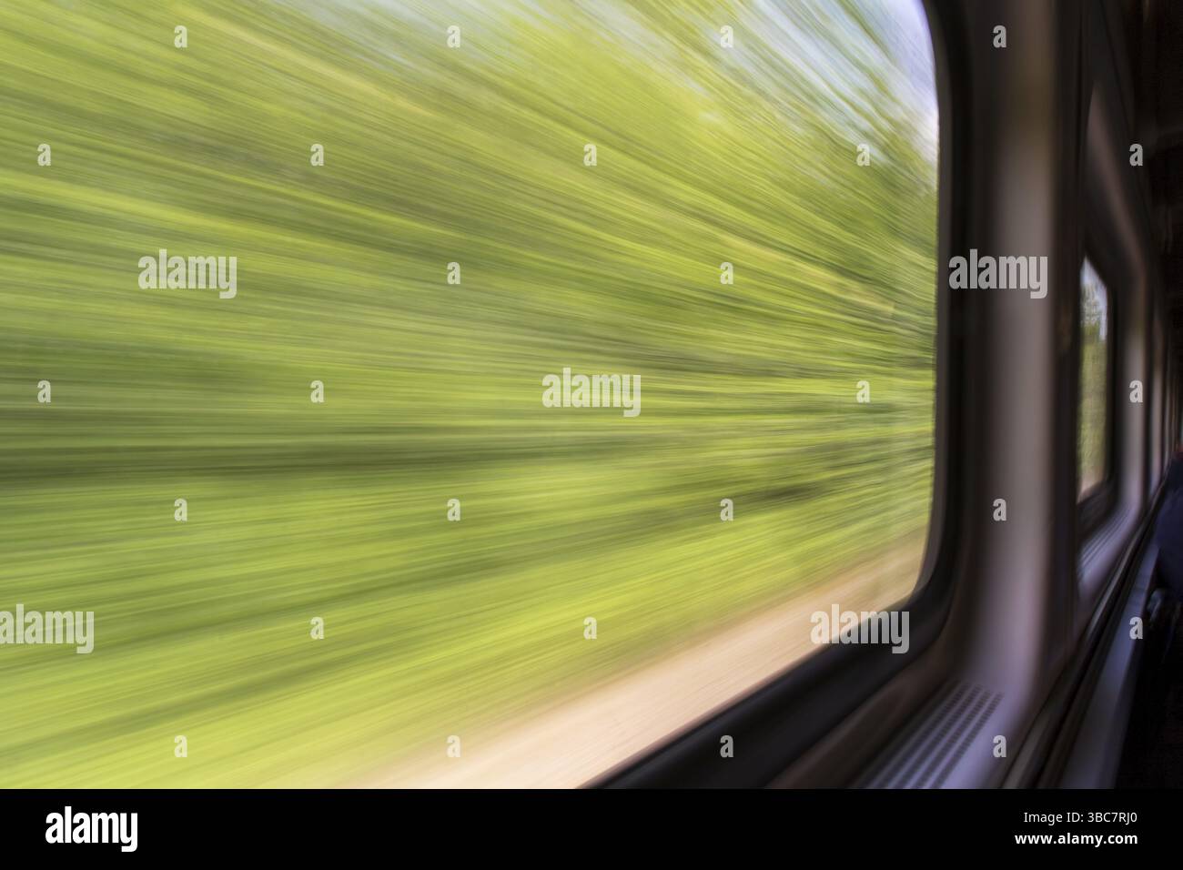 Verschwommene abstrakte grüne Landschaft aus einem Zugfenster in Bewegung - Sommer in Missouri Stockfoto