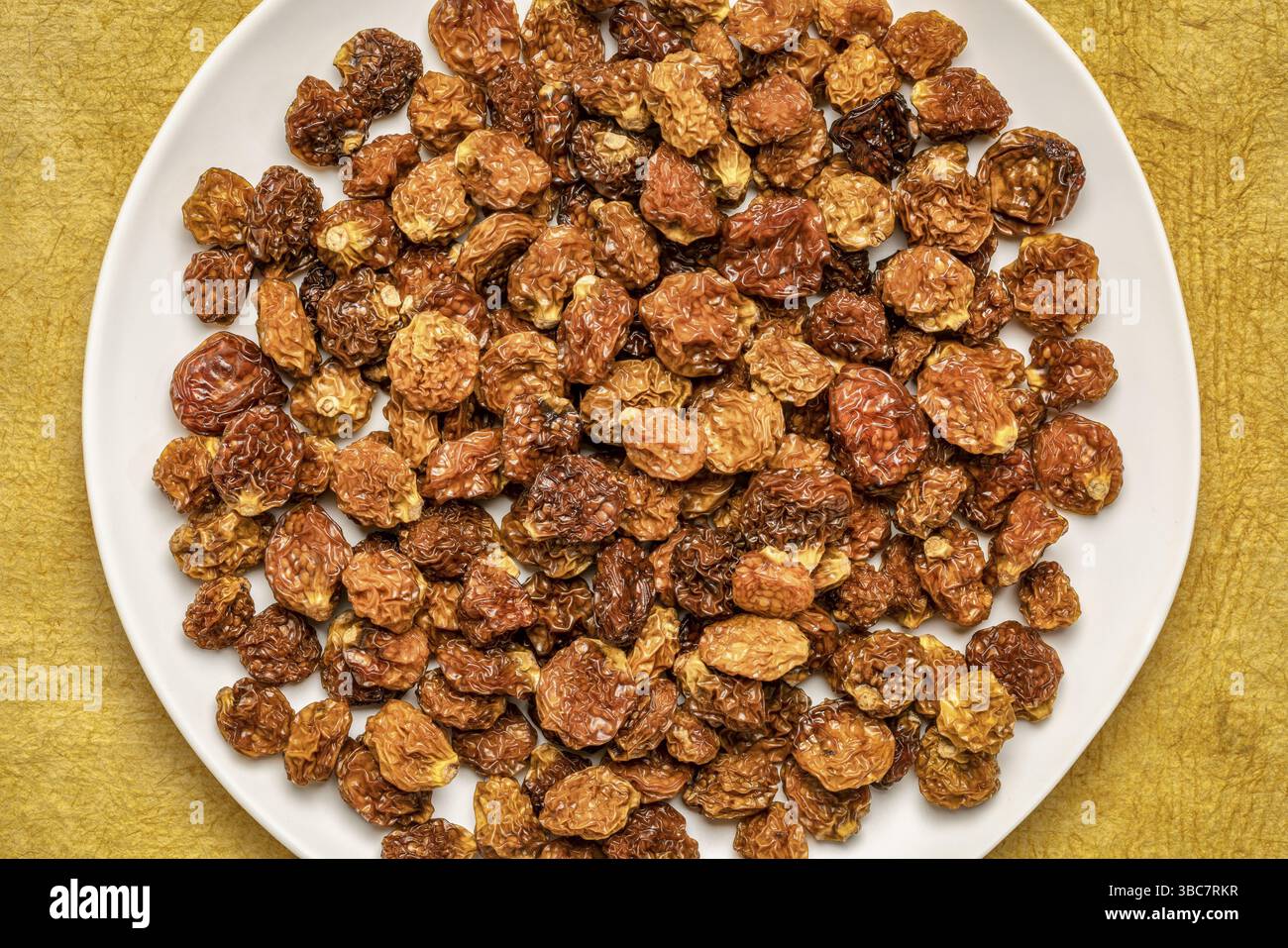 Getrocknete Goldbeeren auf einem weißen Teller Stockfoto
