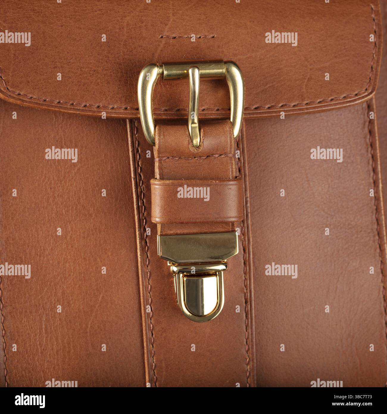Teil einer braunen Tasche aus echtem Leder mit Metallverschluss Stockfoto