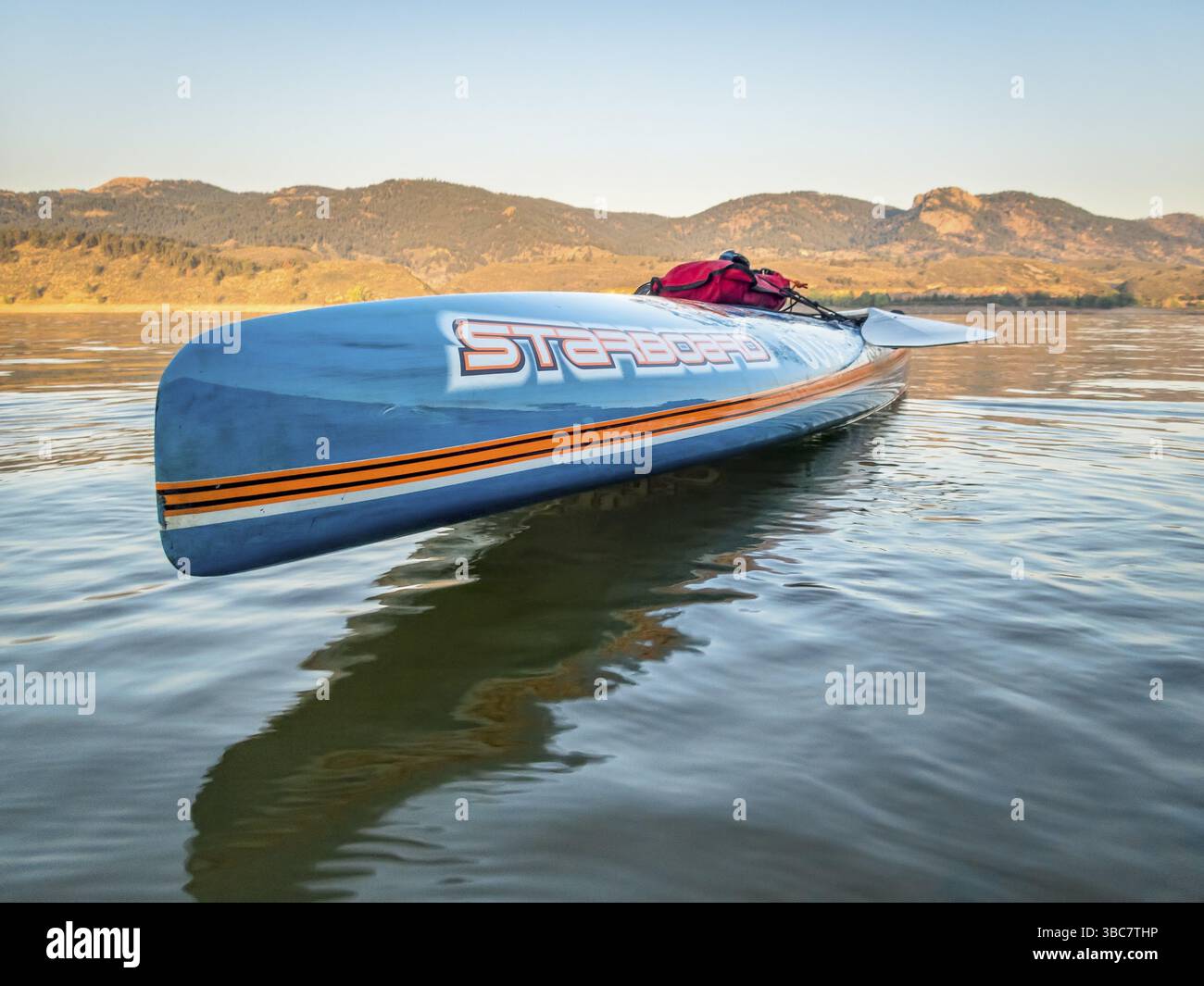 Fort Collins, CO, USA - 3. September 2017: Stand Up Paddleboard (All Star by Steuerboard) im ruhigen Horsetooth Reservoir bei Sonnenaufgang während Labor da Stockfoto