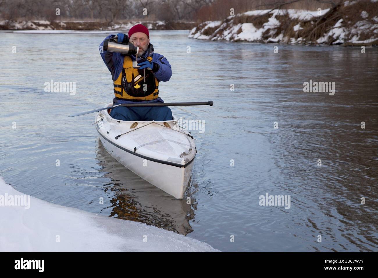 Kanufahrten im Winter auf dem eisigen Fluss, Pause für heißen Tee (South Platte River im Osten von Colorado) Stockfoto