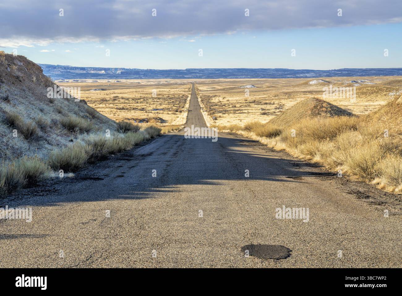 Rough Old Cisco Highway in einer Wüste im Osten Utahs – Morgenlandschaft in einem typischen Winter mit Spuren von Schnee Stockfoto