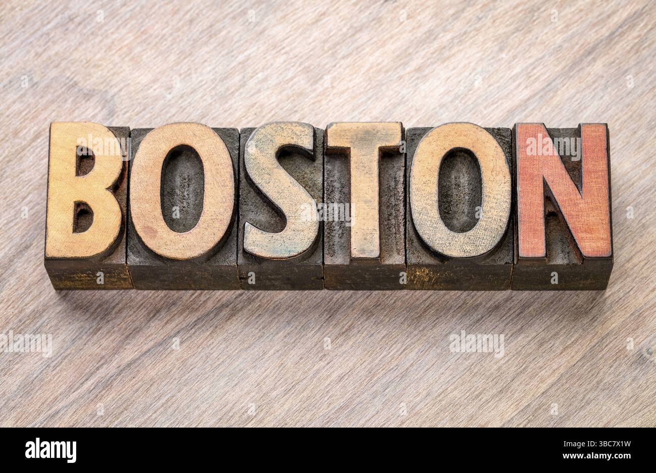 Boston Wortabstract in Vintage-Buchdruck-Holzart vor gemasertem hölzernem Hintergrund Stockfoto