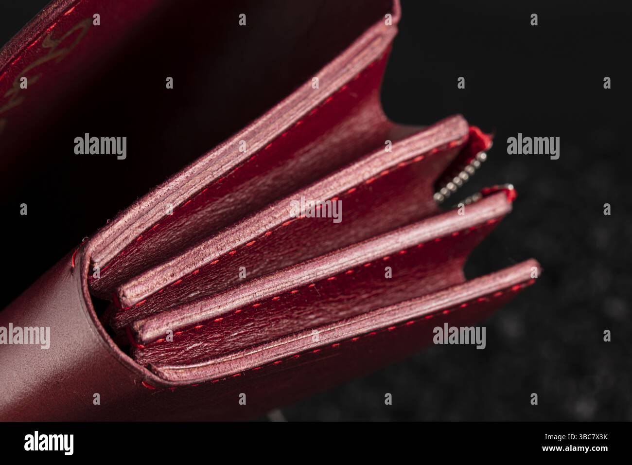 Teil einer roten Lederbörse oder eines Portfolios auf schwarzem Hintergrund Stockfoto