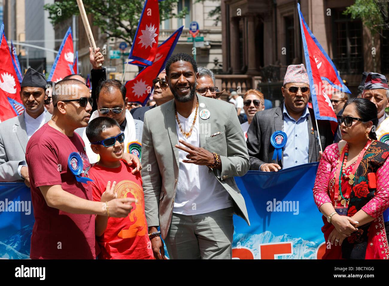 NEW YORK, NEW YORK - 18. MAI 2025: Der öffentliche Advocate von New York City, Jumaane Williams, nahm zusammen mit Tausenden von Völkern an der Nepal Day Parade 2025 Teil, die in Midtown Manhattan stattfand und die nepalesische Kultur, das Erbe und den Stolz der Gemeinschaft zelebrierte. Die Parade fand auf der Madison Avenue von der 38th Street zur 27th Street statt. Die Veranstaltung bot farbenfrohe traditionelle Kleidung, musikalische Darbietungen, Gemeindeführer und begeisterte Teilnehmer der nepalesischen amerikanischen Gemeinschaft. Foto: Luiz Rampelotto/EuropaNewswire Stockfoto