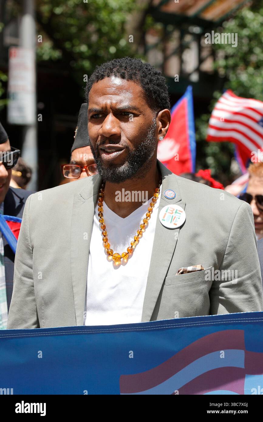 NEW YORK, NEW YORK - 18. MAI 2025: Der öffentliche Advocate von New York City, Jumaane Williams, nahm zusammen mit Tausenden von Völkern an der Nepal Day Parade 2025 Teil, die in Midtown Manhattan stattfand und die nepalesische Kultur, das Erbe und den Stolz der Gemeinschaft zelebrierte. Die Parade fand auf der Madison Avenue von der 38th Street zur 27th Street statt. Die Veranstaltung bot farbenfrohe traditionelle Kleidung, musikalische Darbietungen, Gemeindeführer und begeisterte Teilnehmer der nepalesischen amerikanischen Gemeinschaft. Foto: Luiz Rampelotto/EuropaNewswire Stockfoto
