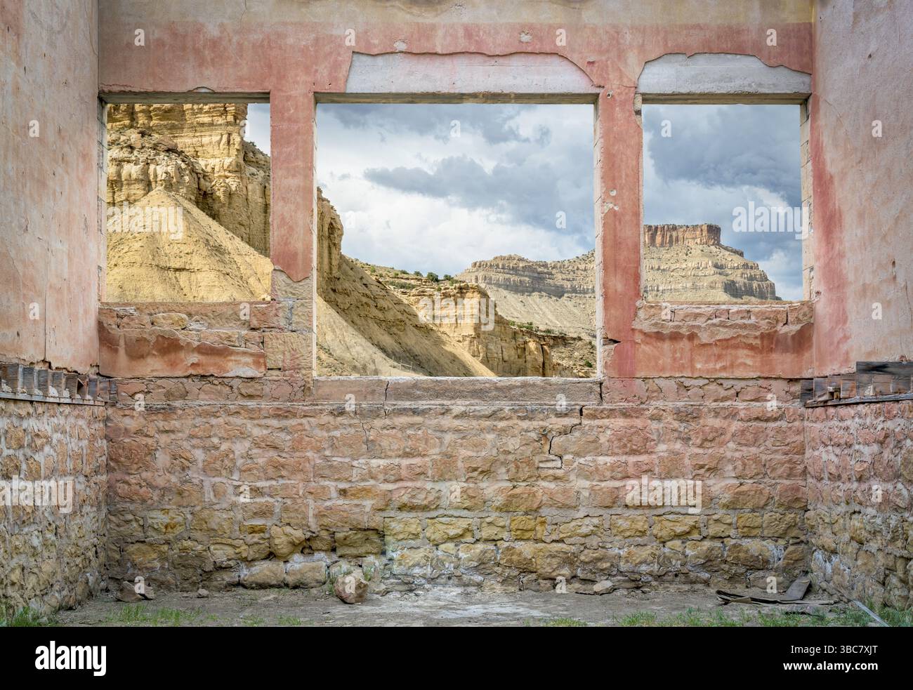 Klippen im östlichen Utah zu buchen, da durch die Fenster eines Gebäudes zerstörte Geisterstadt gesehen Stockfoto