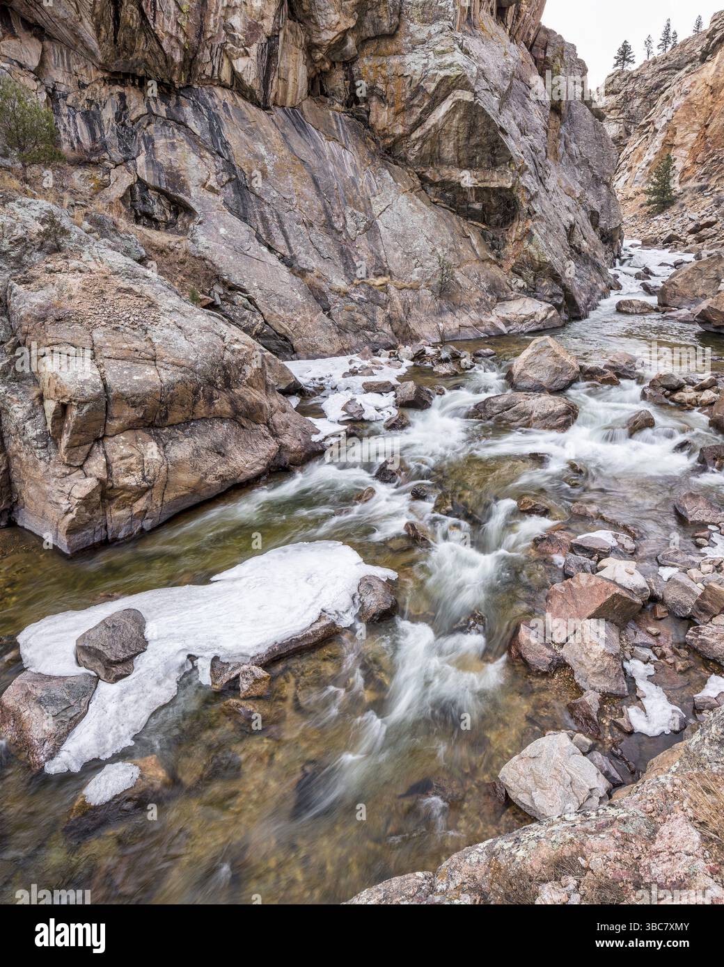 Cache la Poudre River bei Big Narrows westlich von Fort Collins im Norden von Colorado – Winterlandschaft mit etwas Eis. 4 x 5-Format aus 3 Bildern zusammengefügt Stockfoto