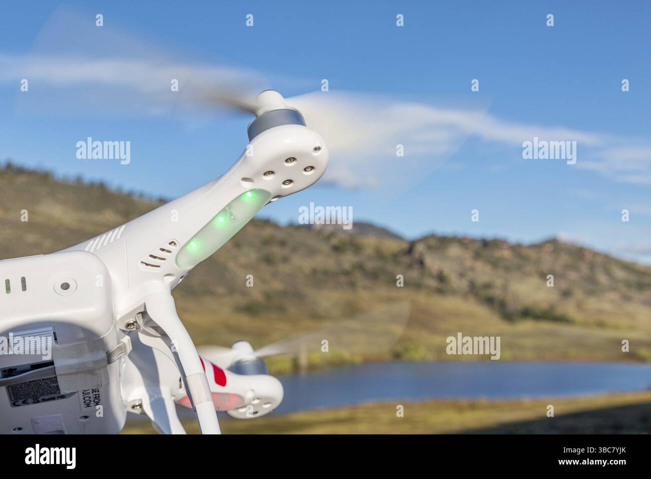 FORT COLLINS, CO, USA, September 30 2014: Luftgestützte DJI Phantom Quadcopter Drohne fliegt über Pineridge Natural Area bei Colorado foo Stockfoto